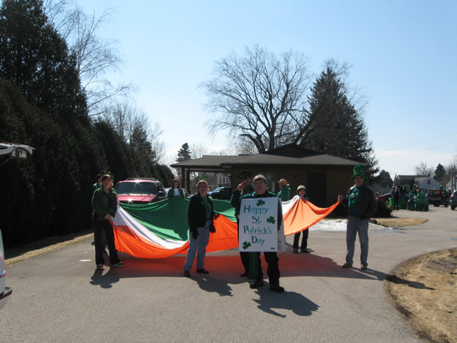 /pictures/ST Pats Float 2009 - No snow our guys keep draging/IMG_1375.jpg